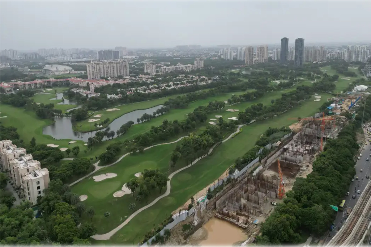the Island by gaurs Apartment and golf-city